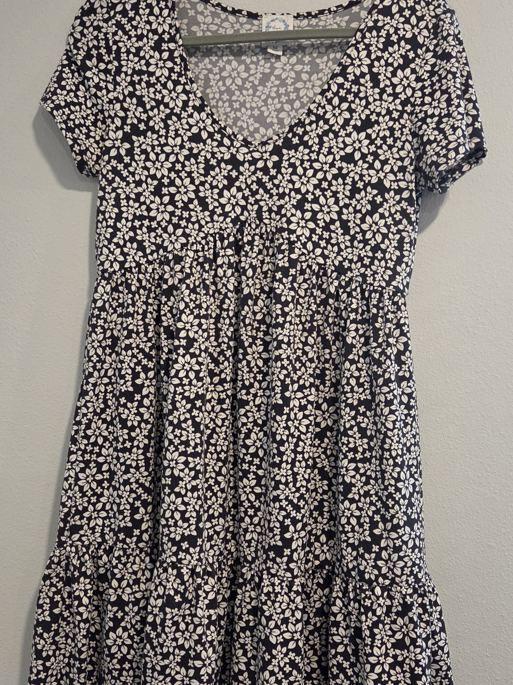Francesca’s Blue Rain Womens Black Floral Tiered Short Sleeve Shift Dress M